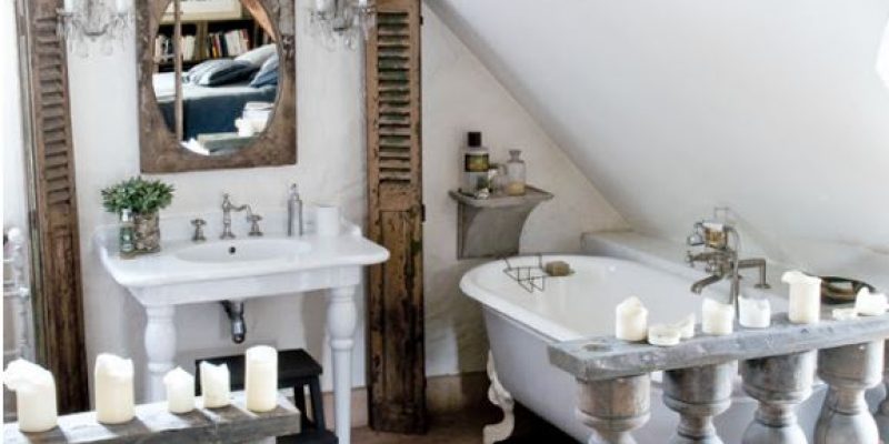 Un originalissimo bagno in camera, si intravede il letto nello specchio..vasca vintage e persiane in legno.